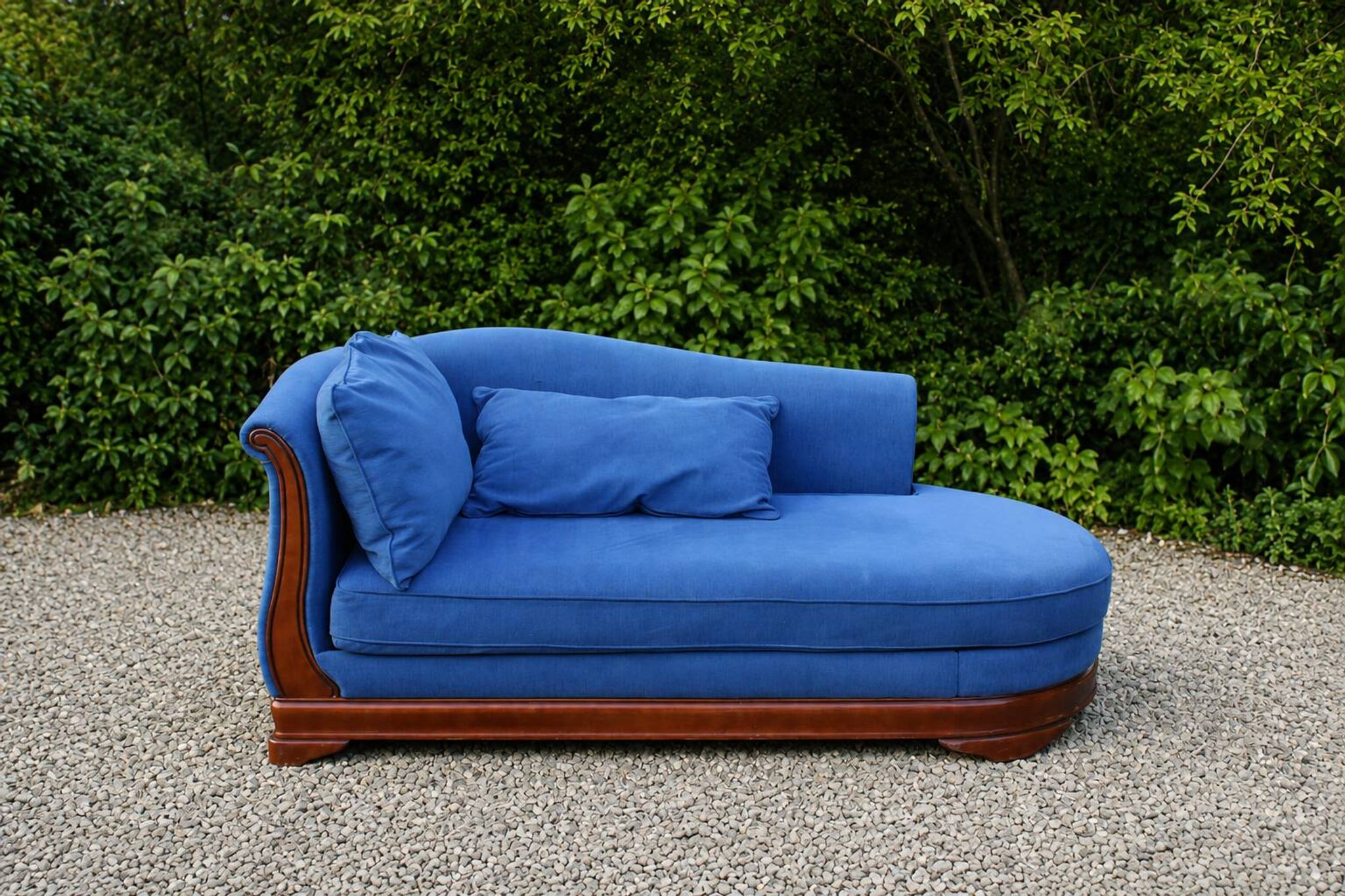 Large vintage cobalt blue chaise longue in fabric and wood – long chair 190