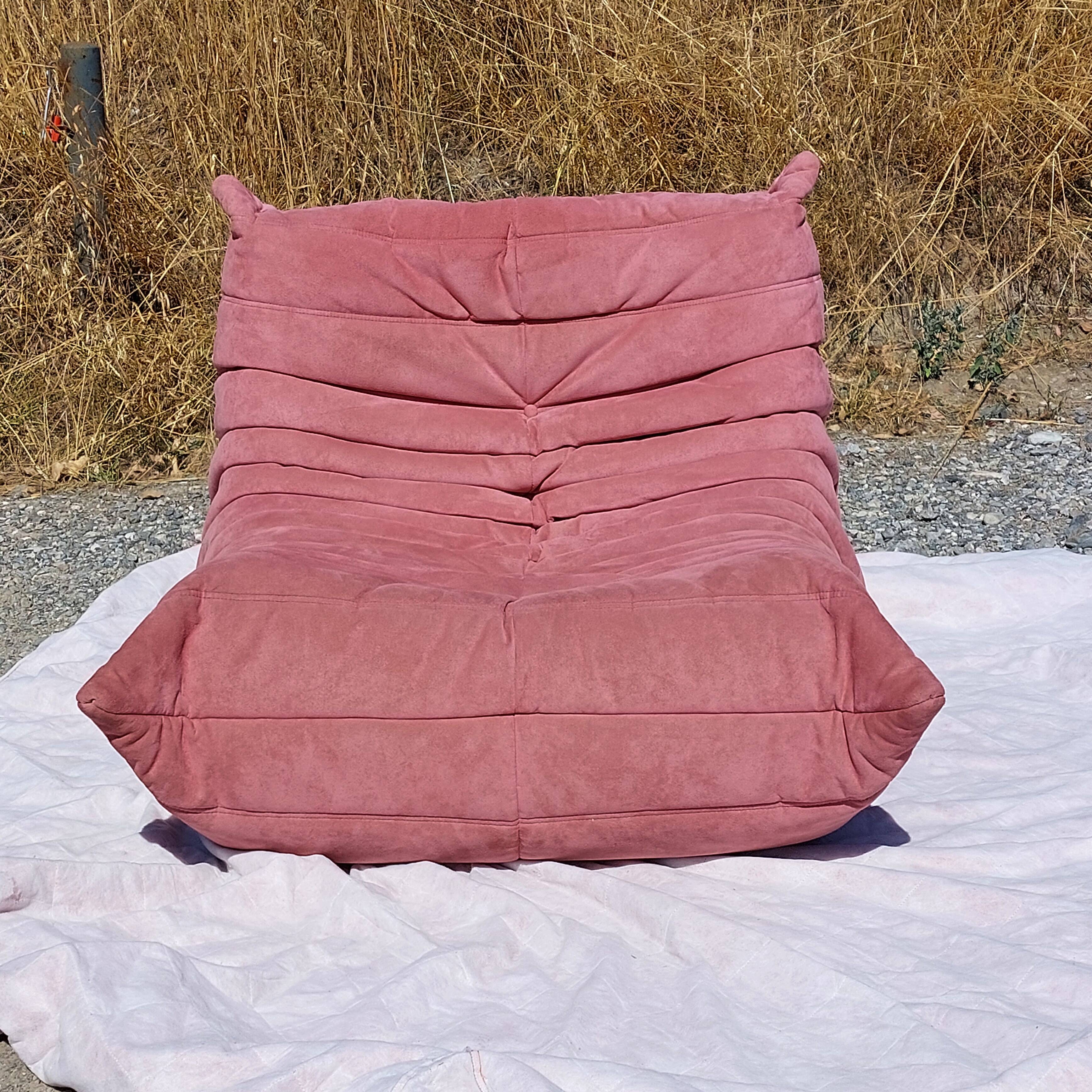 Chauffeuse Togo en velours vieux rose - Ligne Roset