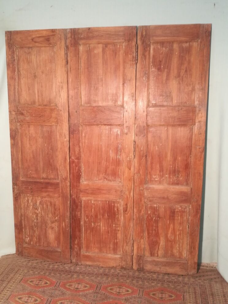 Screen in teak