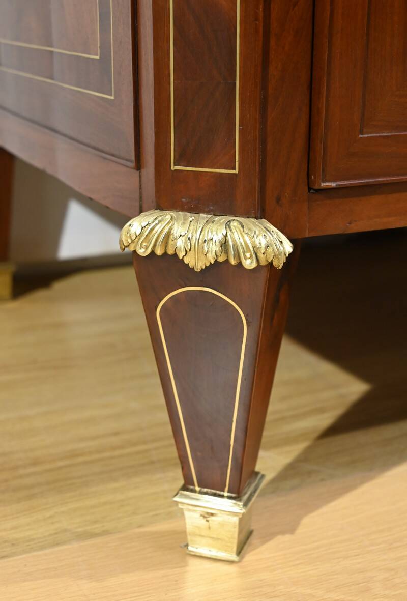 Rare mahogany commode, Louis XVI period – 2nd half of the 18th century.