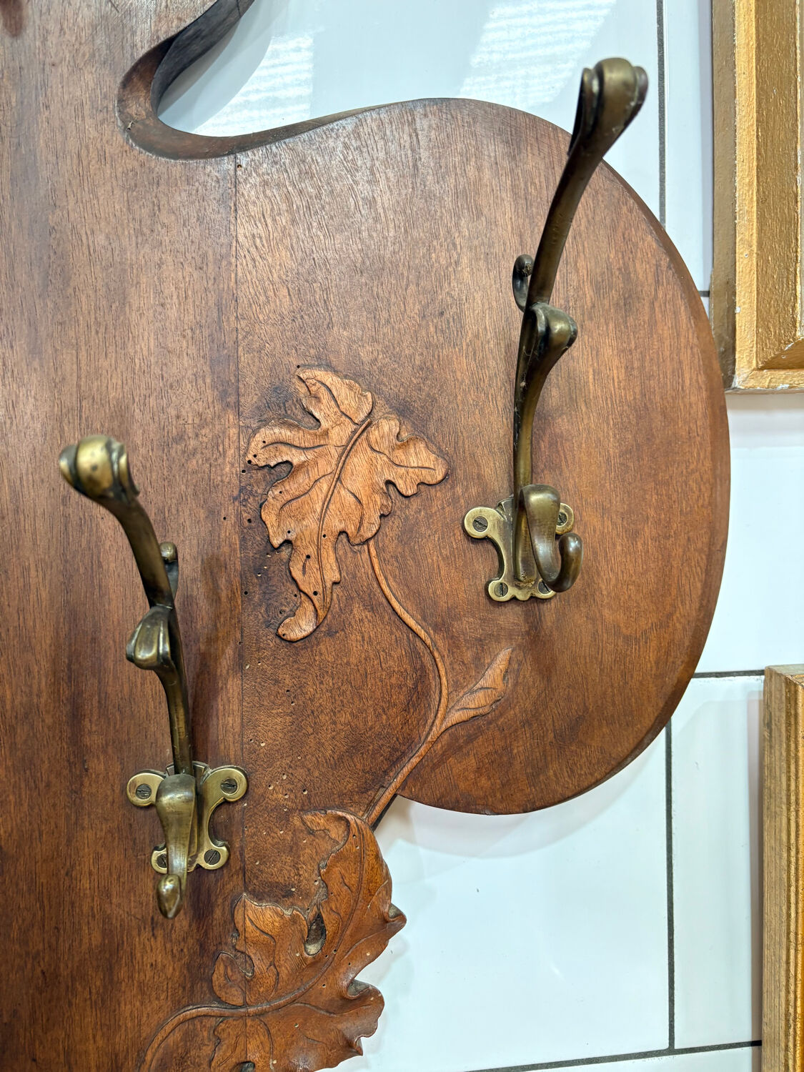 Grand porte-manteau Art Nouveau en bois sculpté – vers 1900