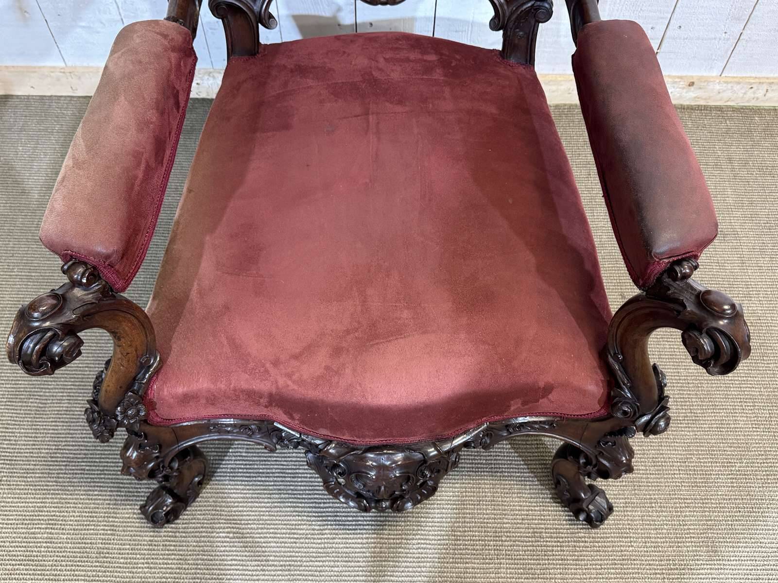 Fauteuil en acajou 19ème richement sculpté de style baroque