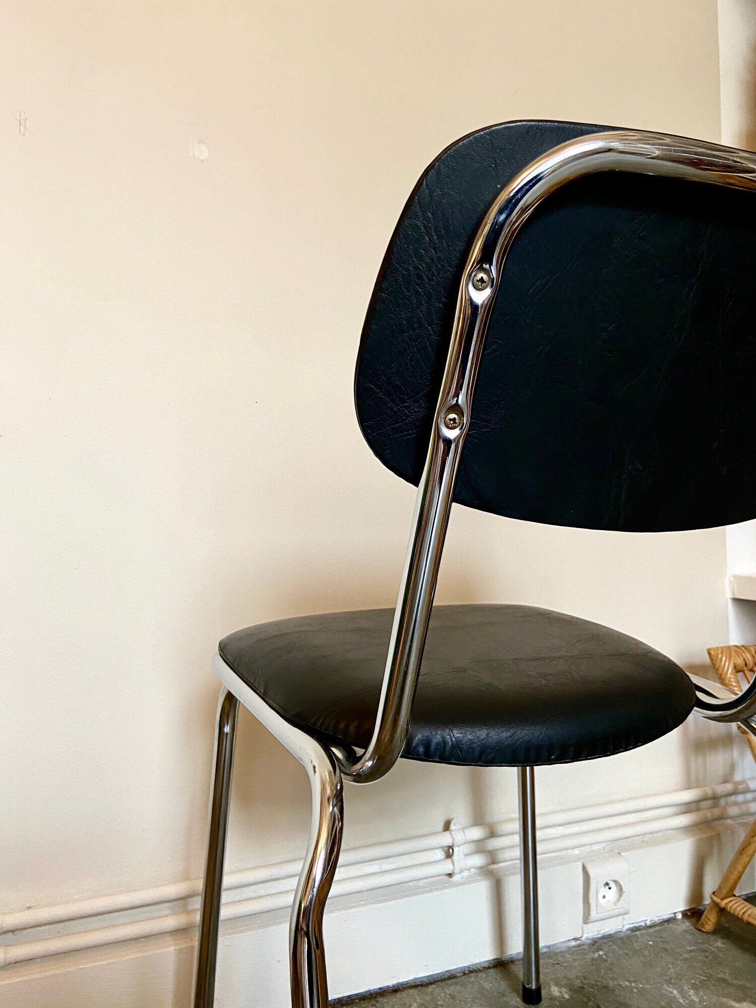 Chaise en aluminium chromé et skaï noir