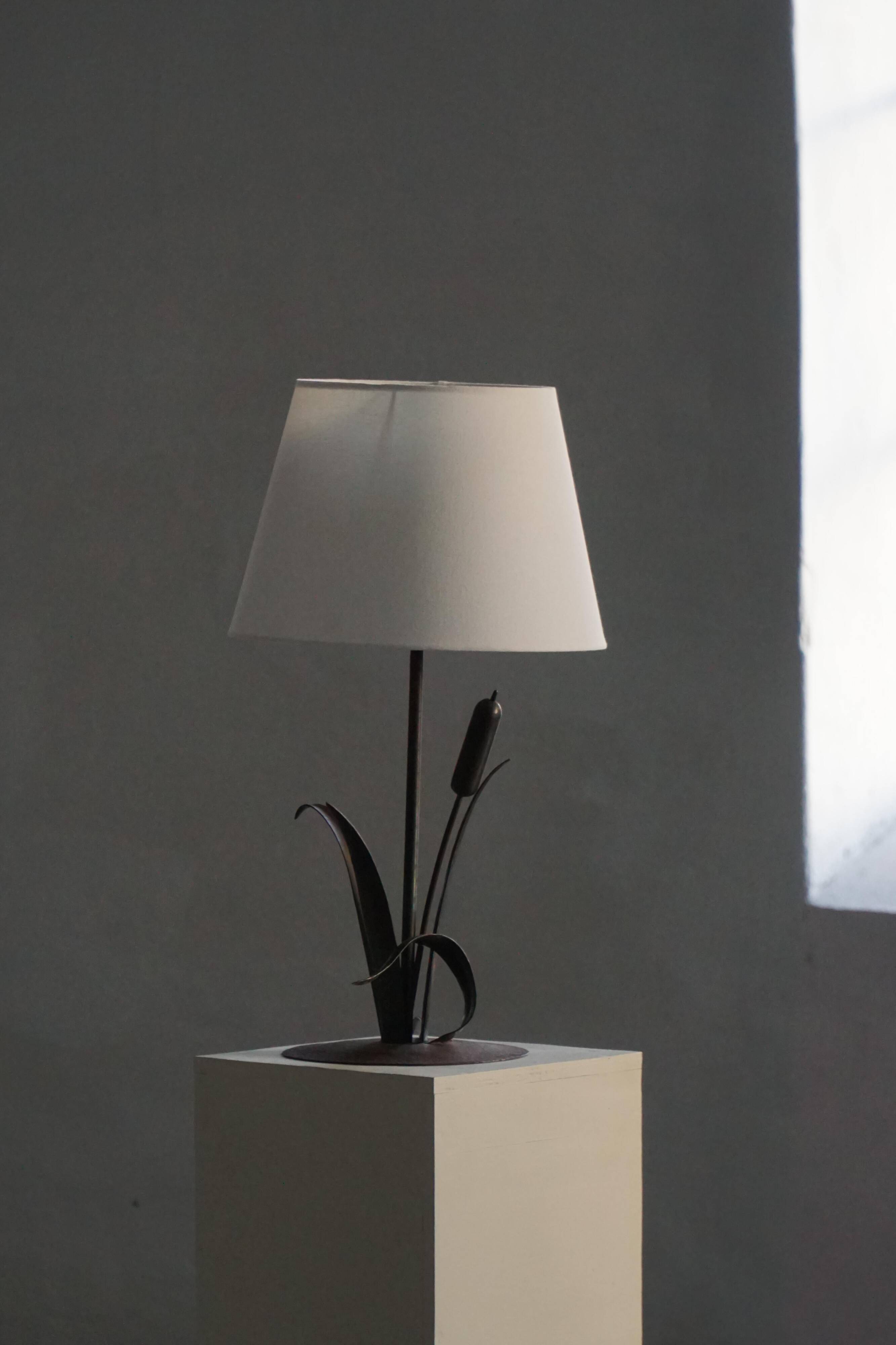 Handcrafted table lamp in wrought iron, organic shape, mid-20th century, 1940s.