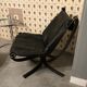 Fauteuil et repose pieds ottomane Falcon en cuir