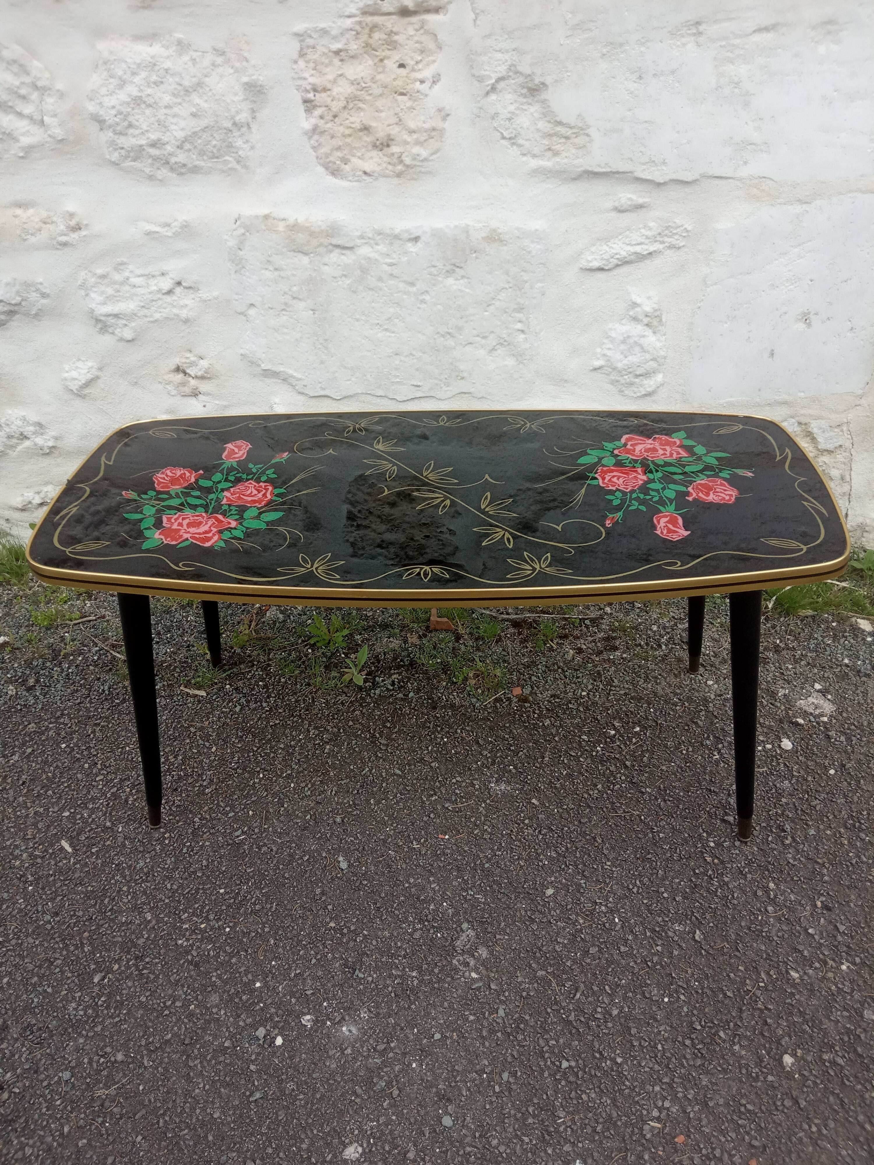Vintage coffee table floral pattern