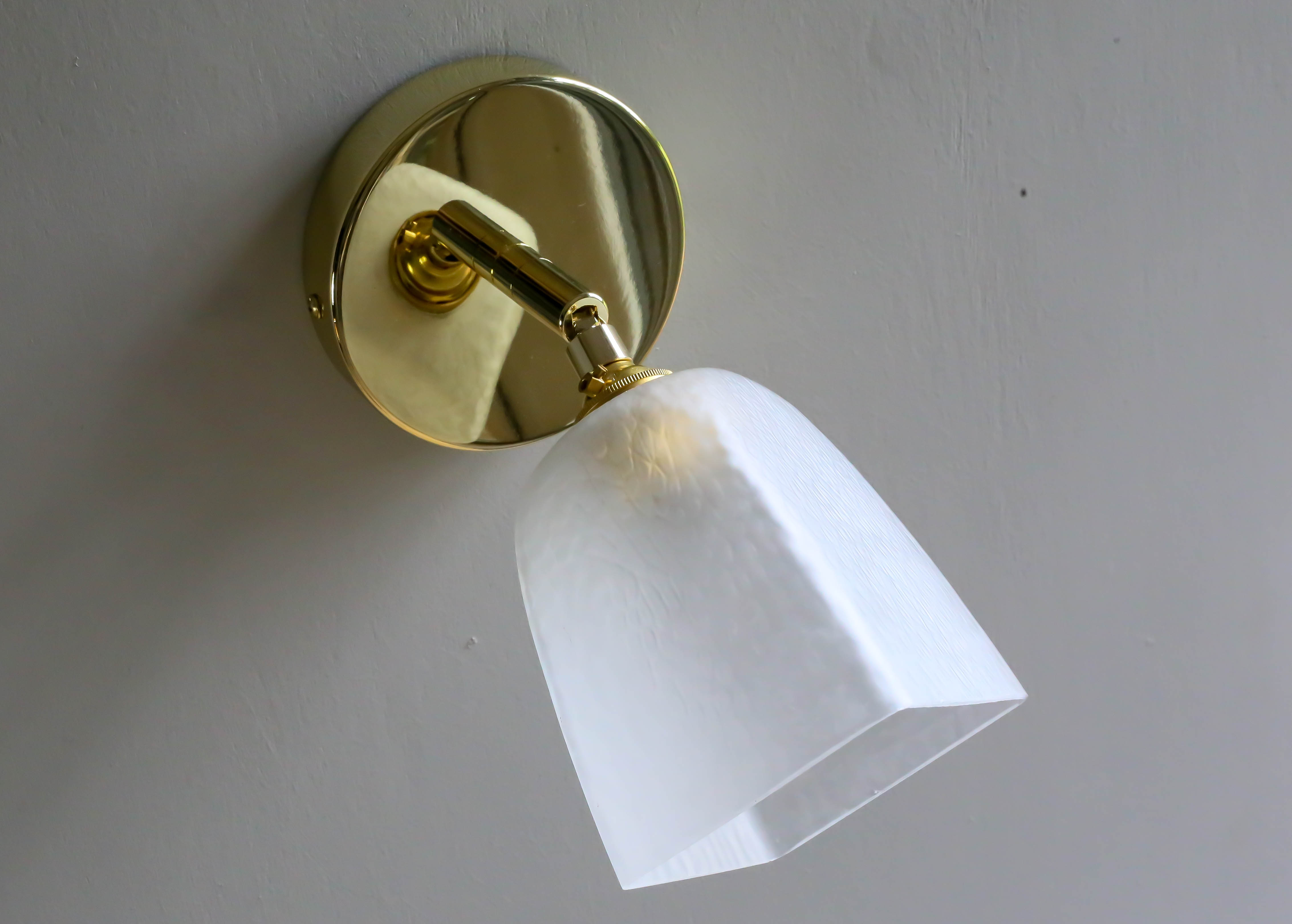 Applique murale en verre ancien translucide montée sur un support en métal laiton