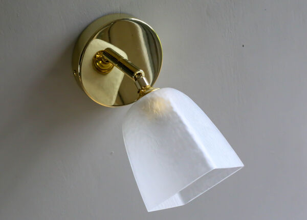 Applique murale en verre ancien translucide montée sur un support en métal laiton
