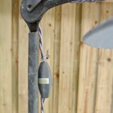 Lampe en métal gris orientable