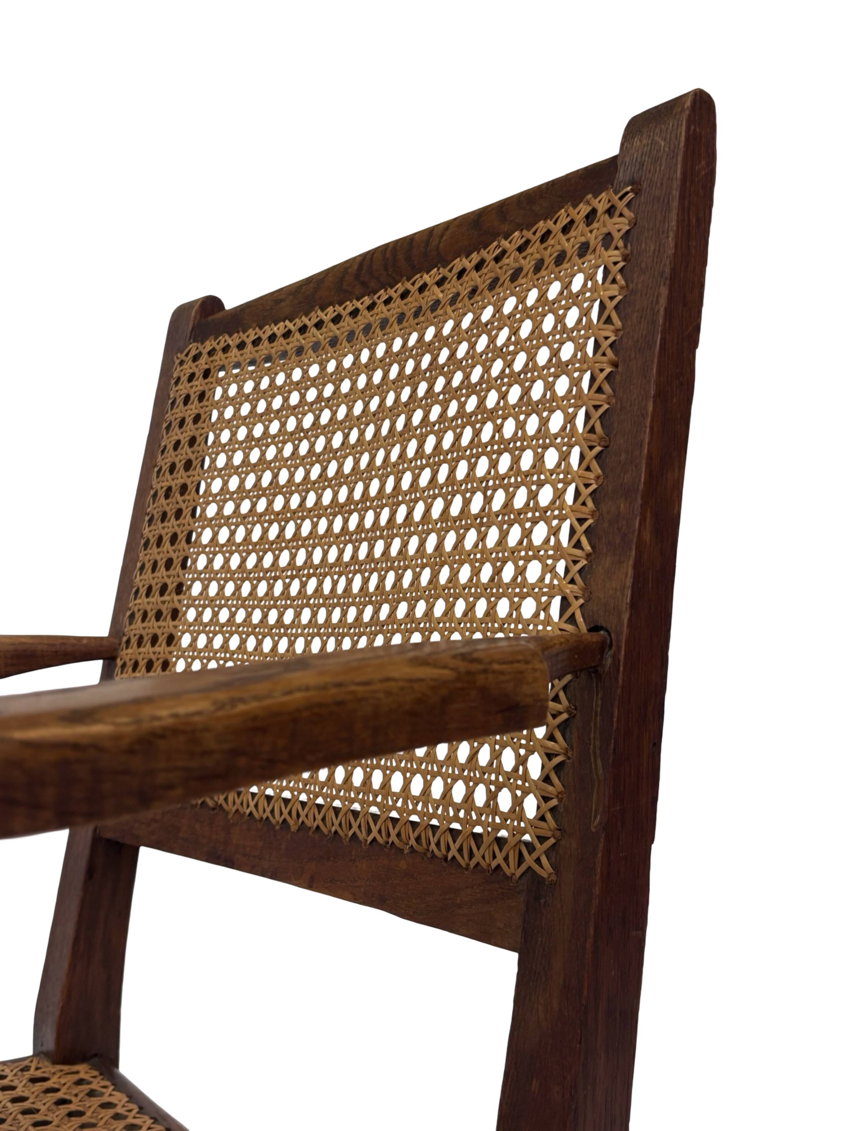 Fauteuil Art Déco en chêne tressé, design minimaliste.