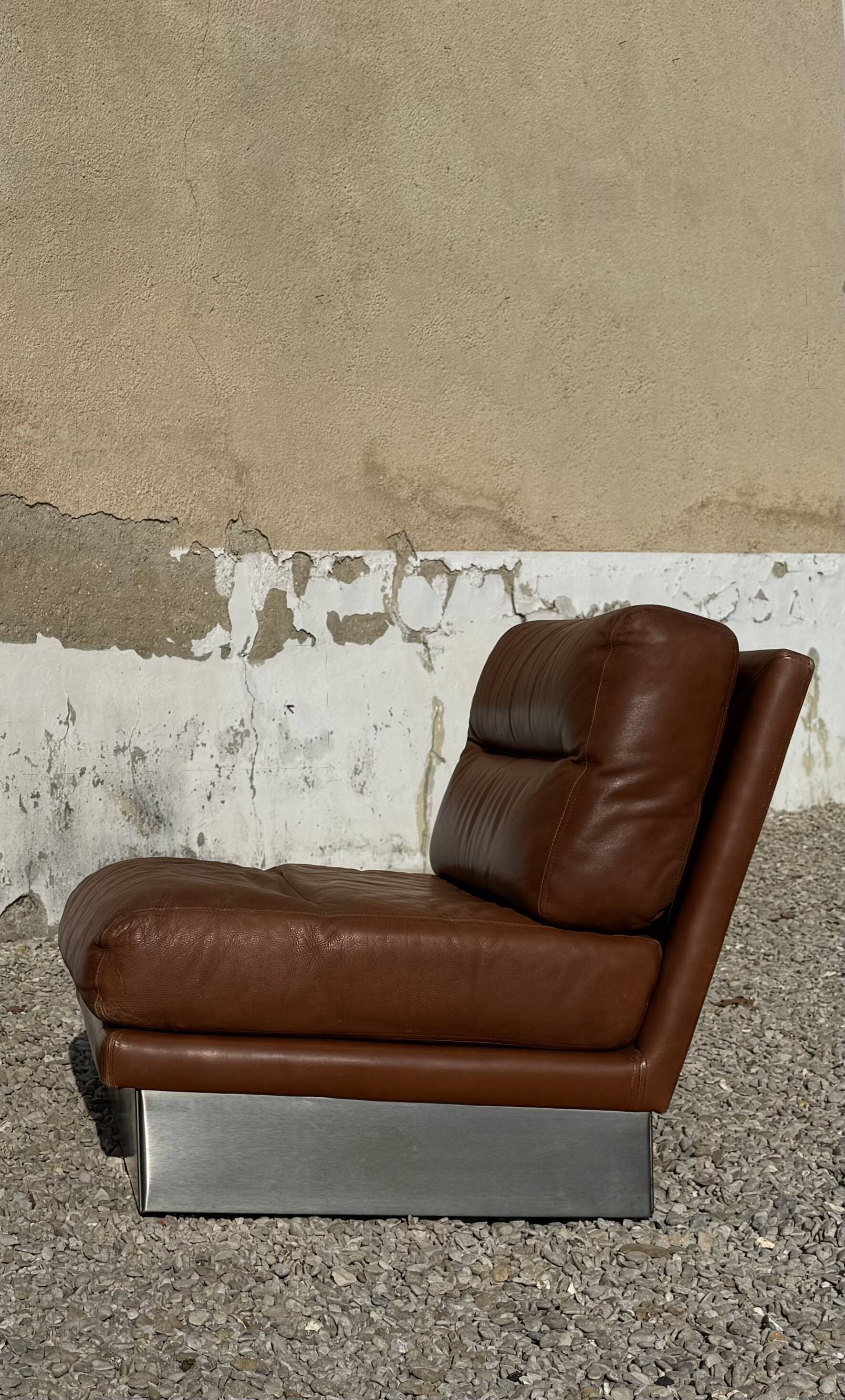 2 armchairs and 1 ottoman in brushed aluminium and brown leather, France 1970