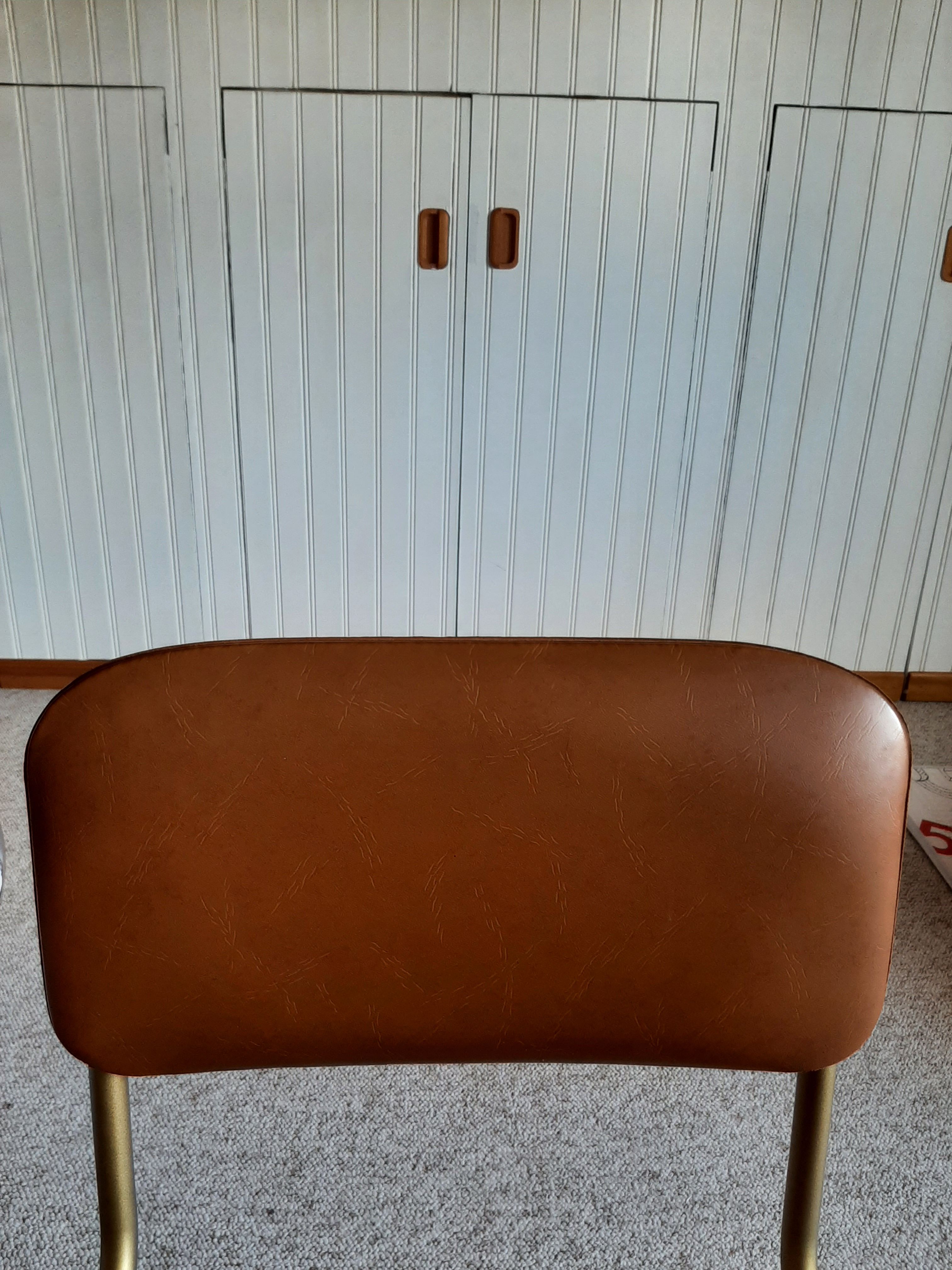 Chaise pliante structure tube et simili cuir
