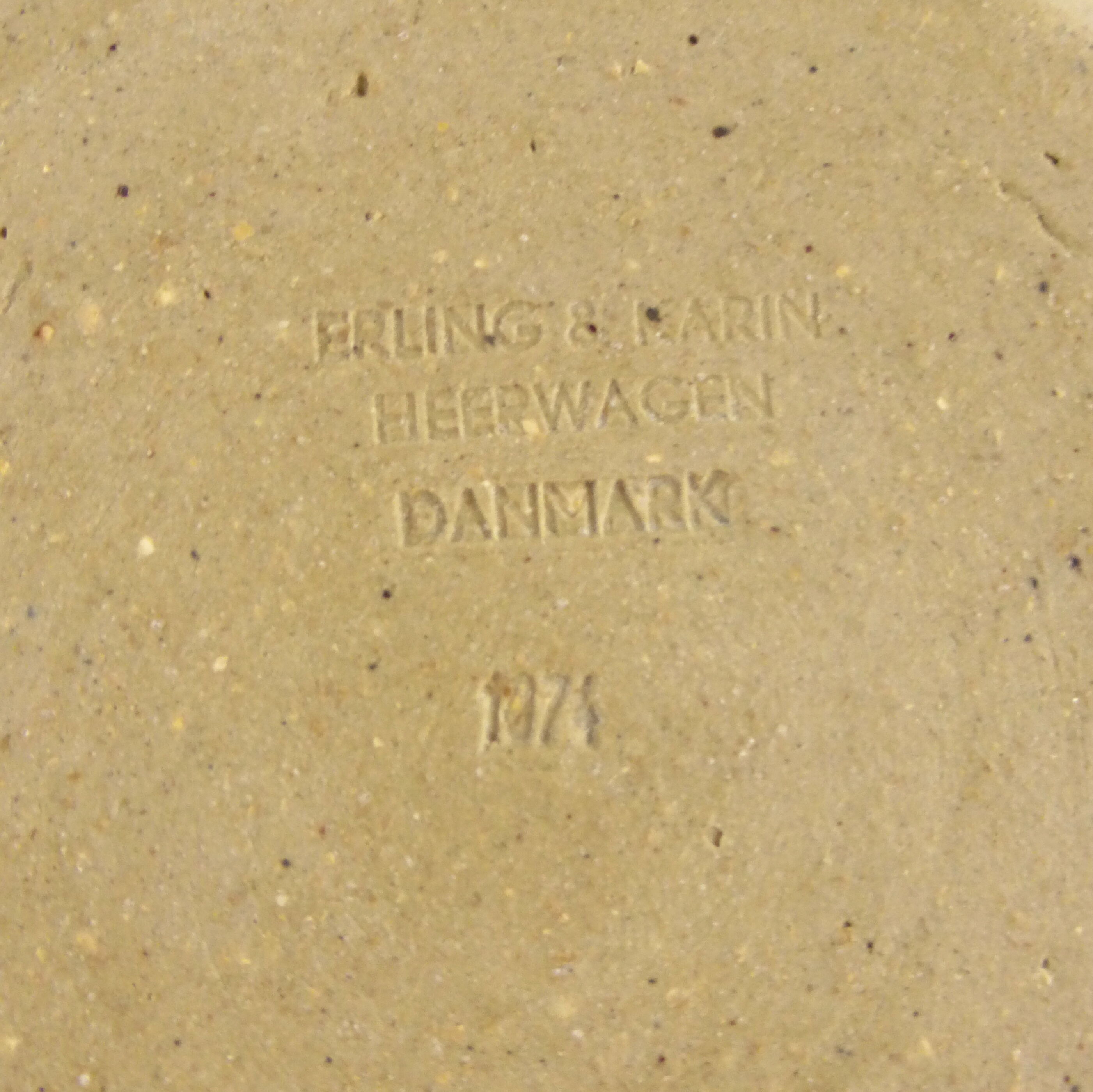 Glove in sandstone of the early 1970s Heerwagen couple