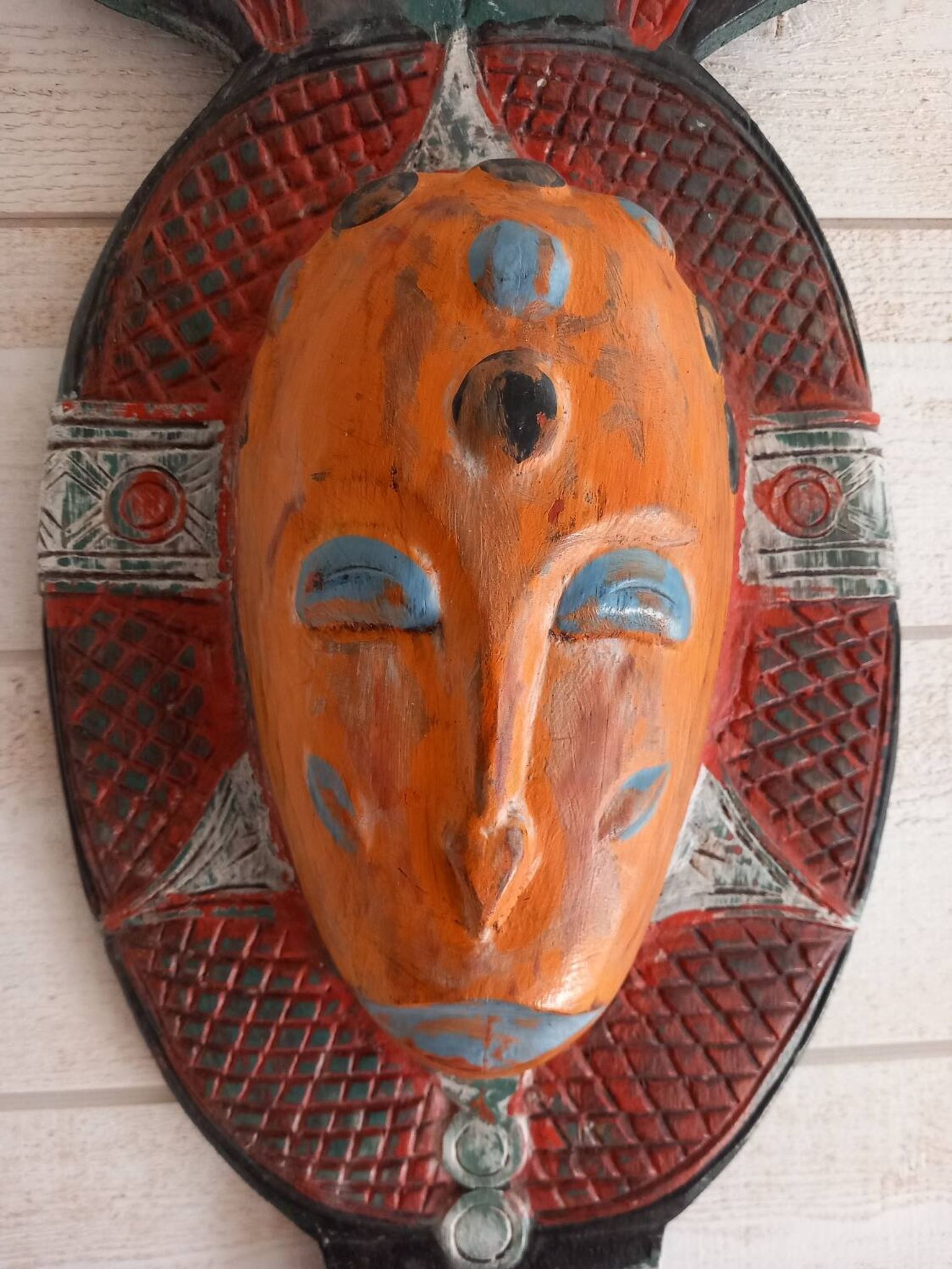 Masque tribal en bois coloré