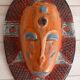 Masque tribal en bois coloré