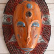 Masque tribal en bois coloré