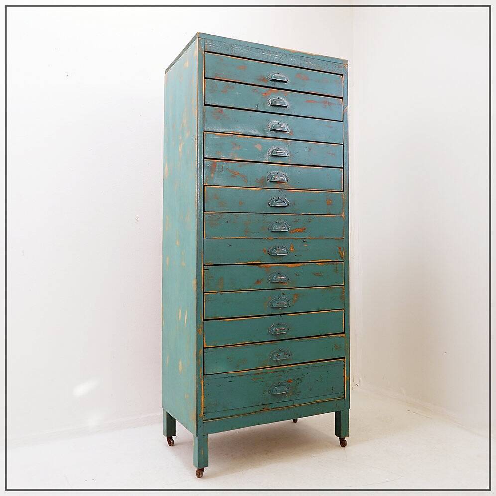 Industrial workshop furniture in pine with 12 drawers, circa 1940.