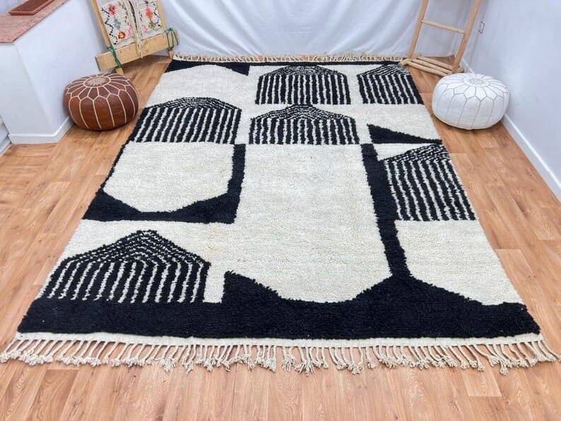 Traditional handmade Beni Ourain Berber rug, size 140 x 260 cm.