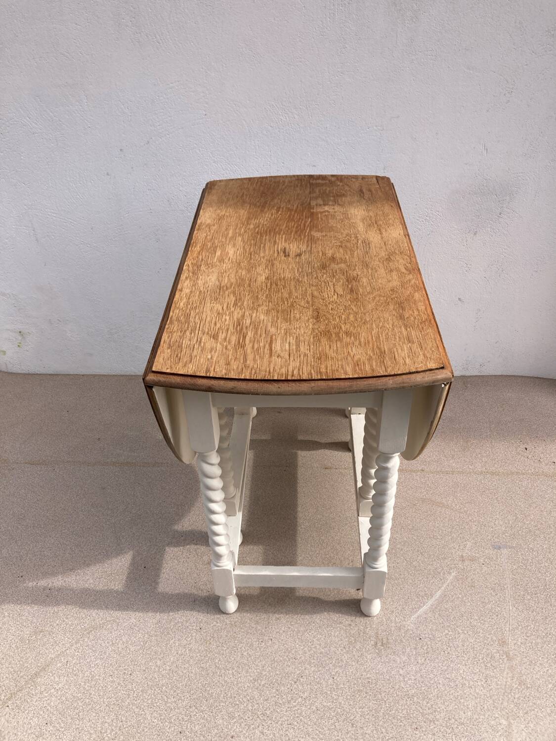 Gateleg drop leaf table