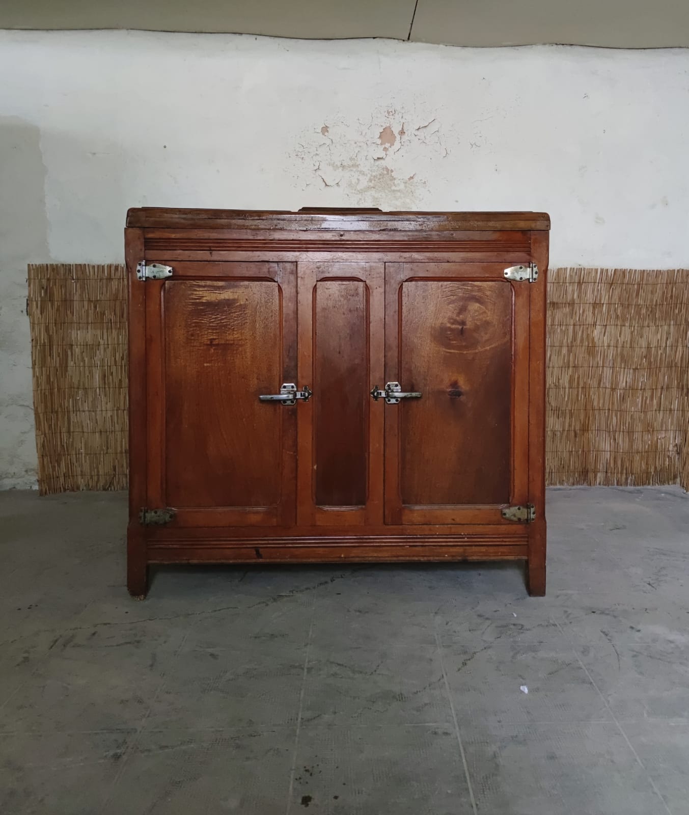 Vintage refrigerated cabinet