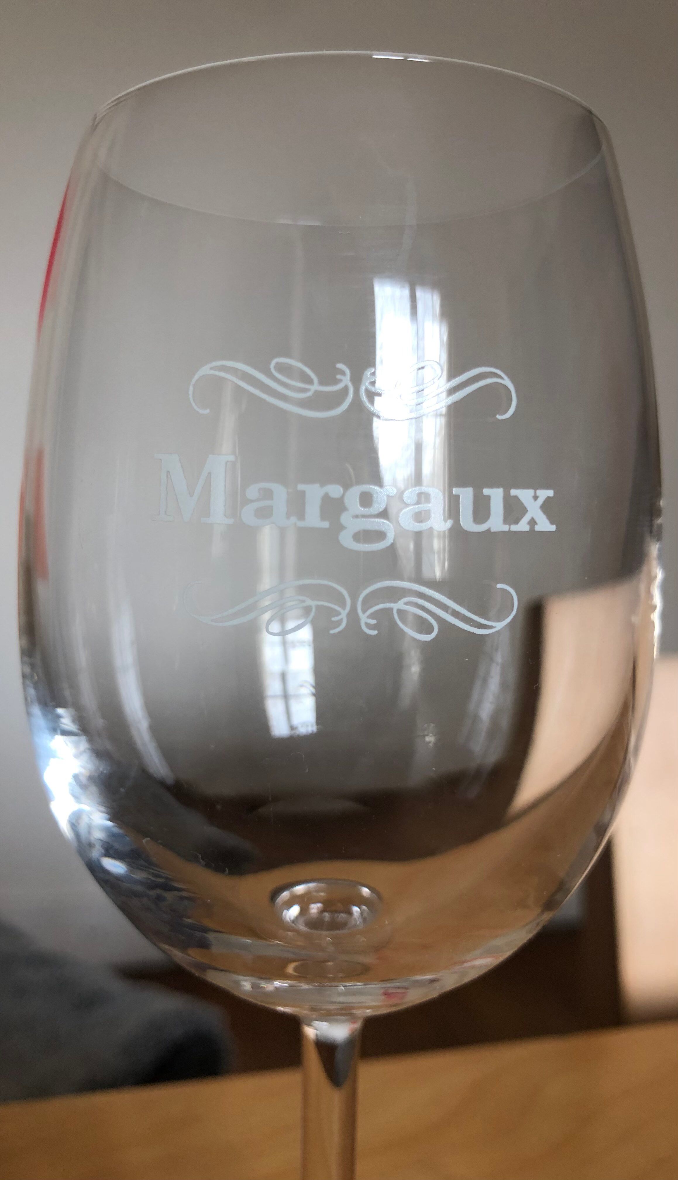 Wine glasses with engraved appellations