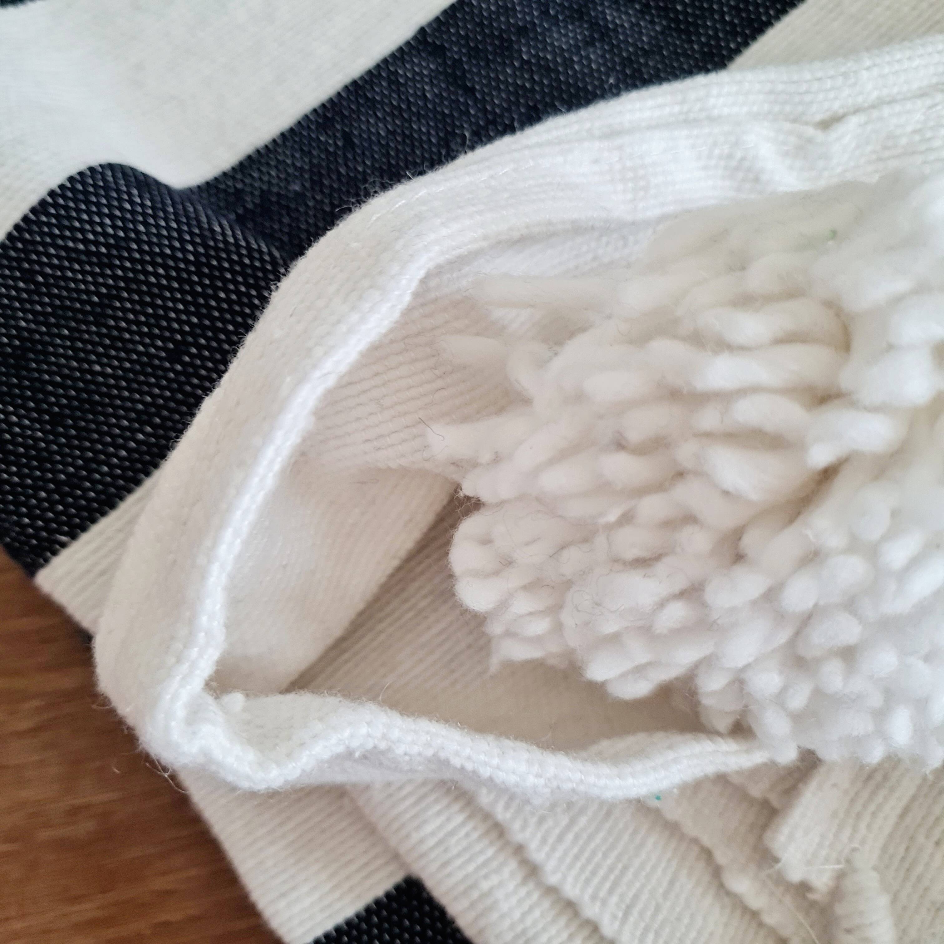 Plaid tissé main rayures noires pompons blancs