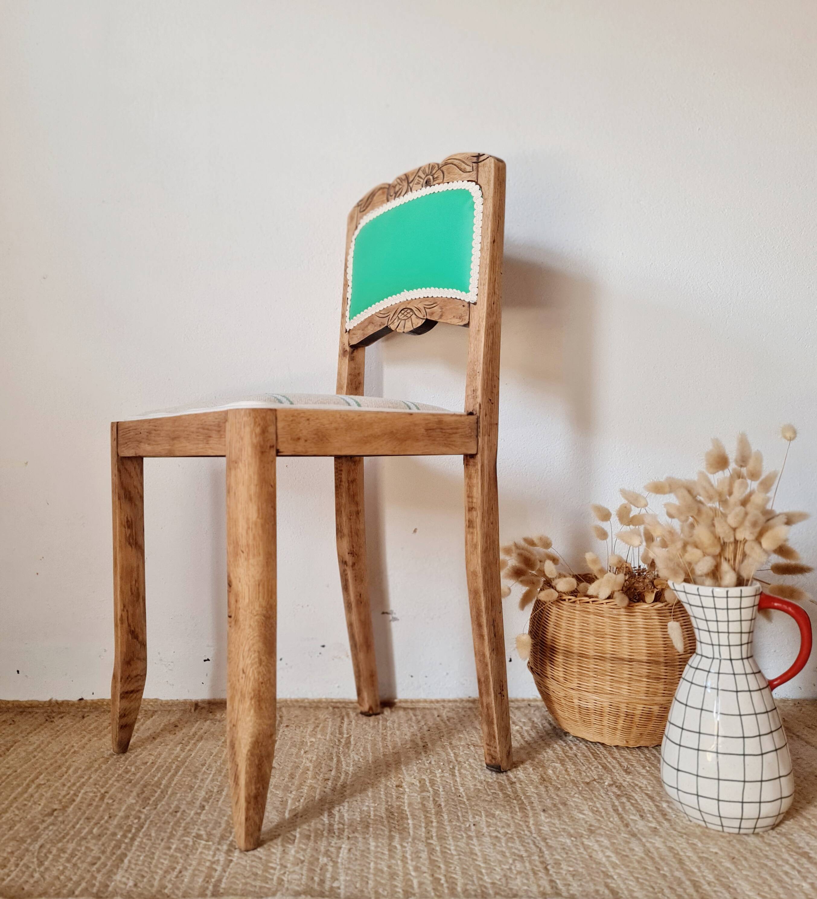 Chaise ancienne rénovée – bois sculpté et dossier vert