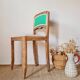 Chaise ancienne rénovée – bois sculpté et dossier vert