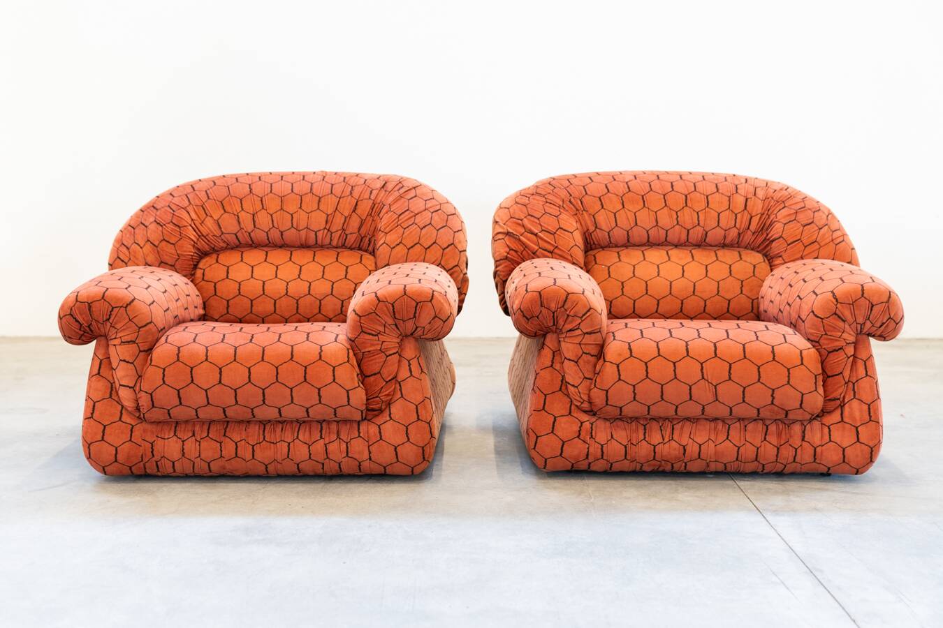 Vintage living room, club style, composed of a 3-seater sofa and 2 armchairs, 1970s