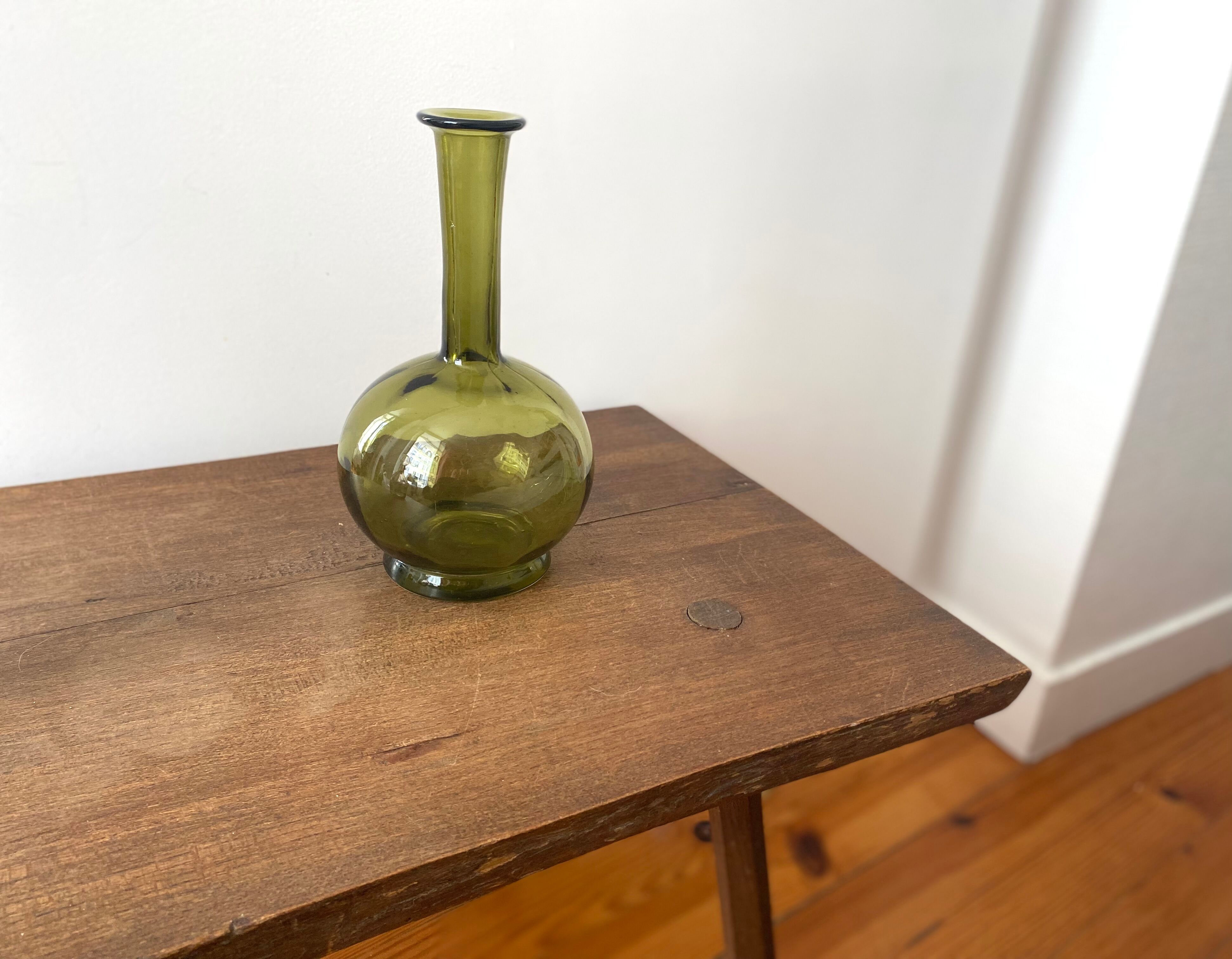 Vintage green glass soliflore vase 70s