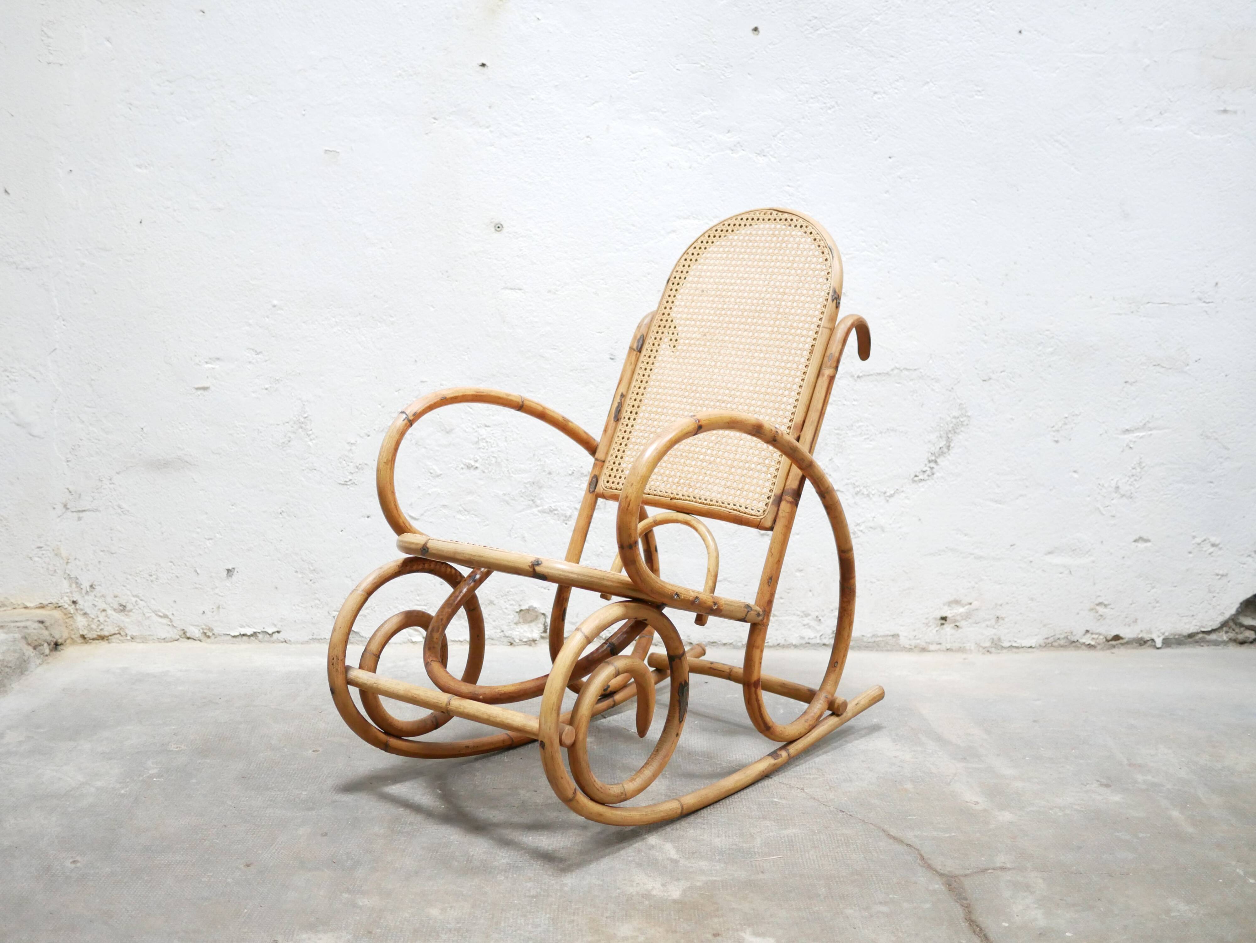 Fauteuil à bascule vintage en rotin et cannage