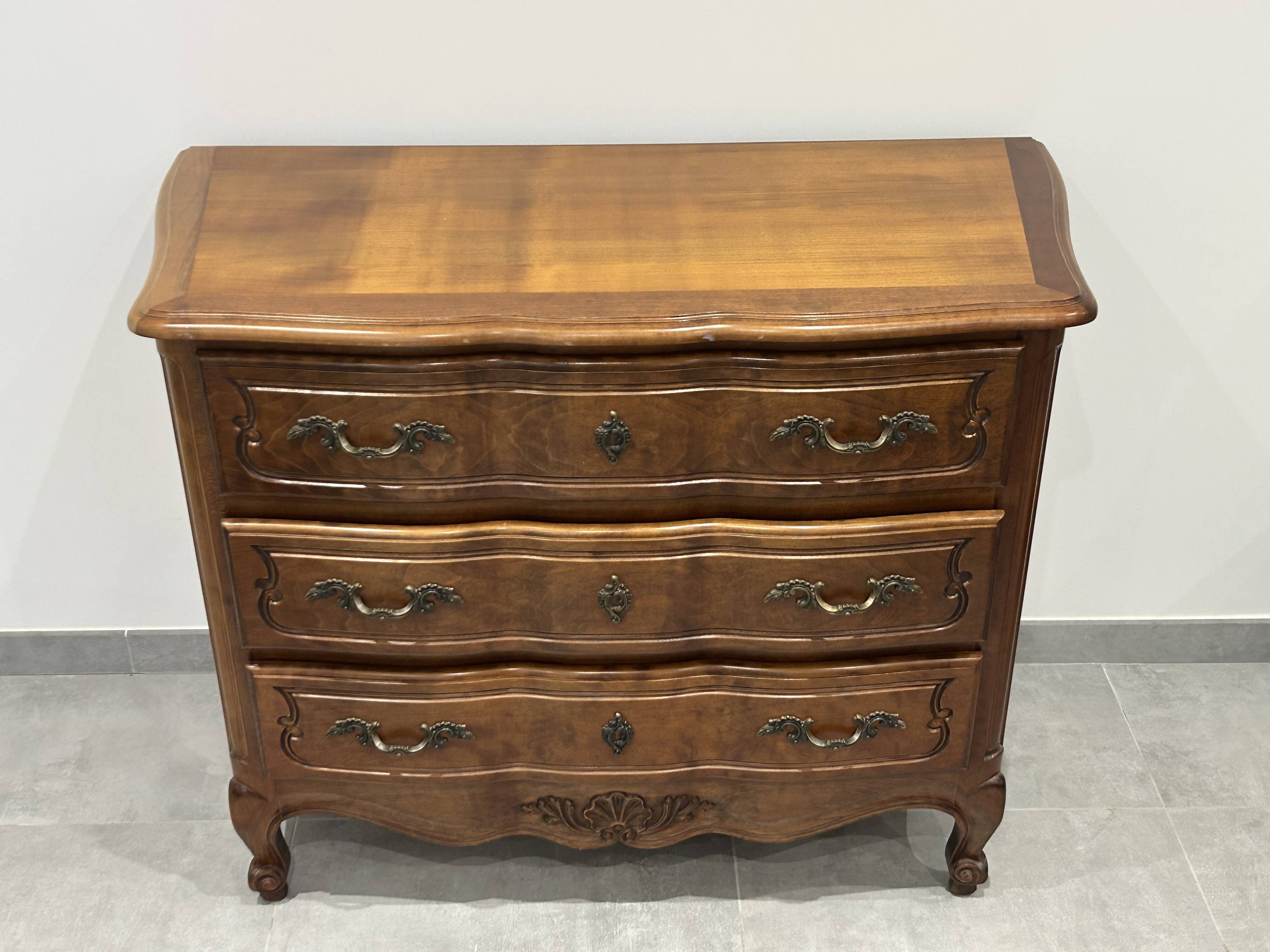Commode de style Louis XV en bois naturel