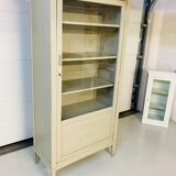 Old Walk-in Showcase with 4 boards