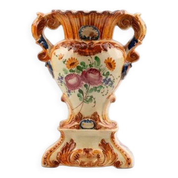 Sublime Capodimonte vase with white and yellow floral patterns.
