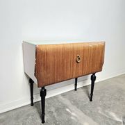 Table de chevet italienne des années 80 avec plateau en verre