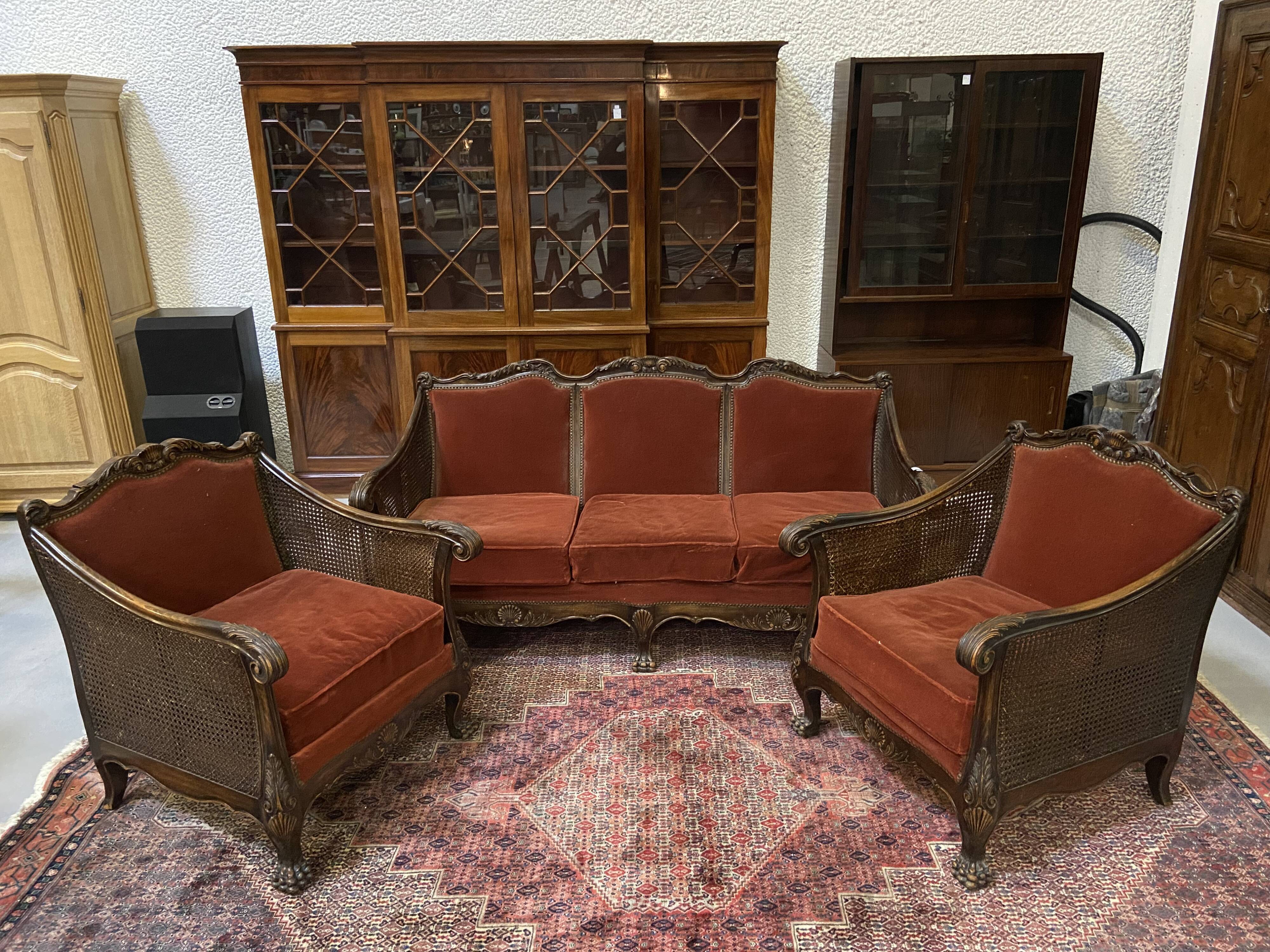 Salon baroque en velours bordeaux et bois
