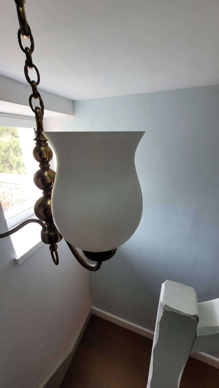 Three-light chandelier in brass and opaline.