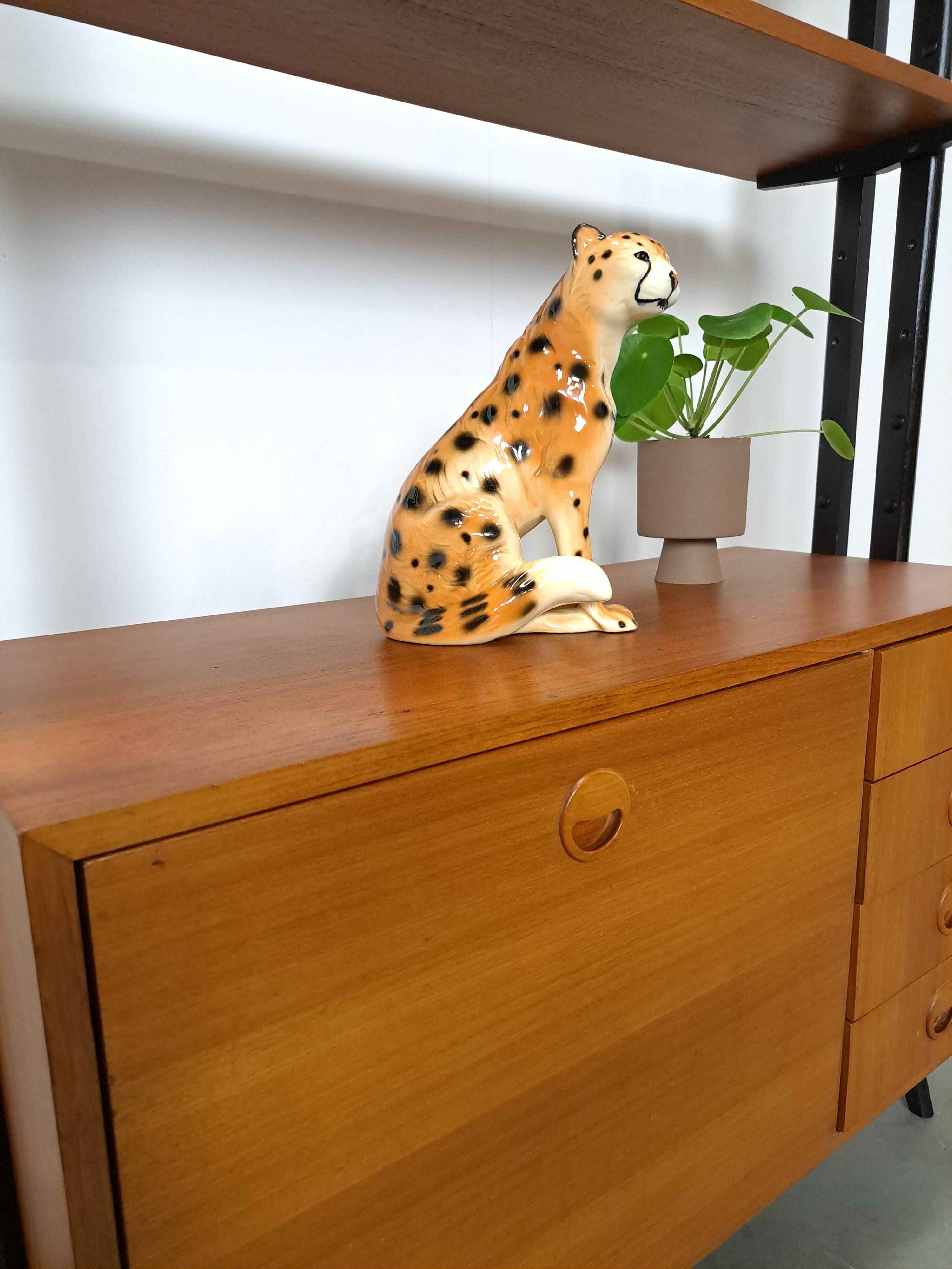 Armoire design en teck Musterring avec pieds noirs