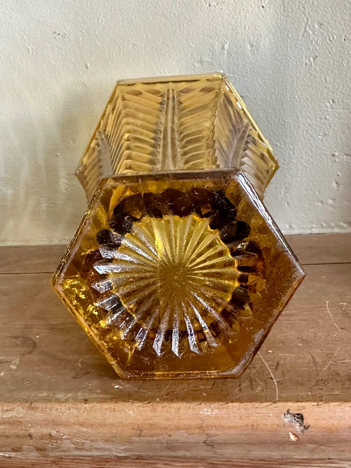 Vase art déco en verre ambré