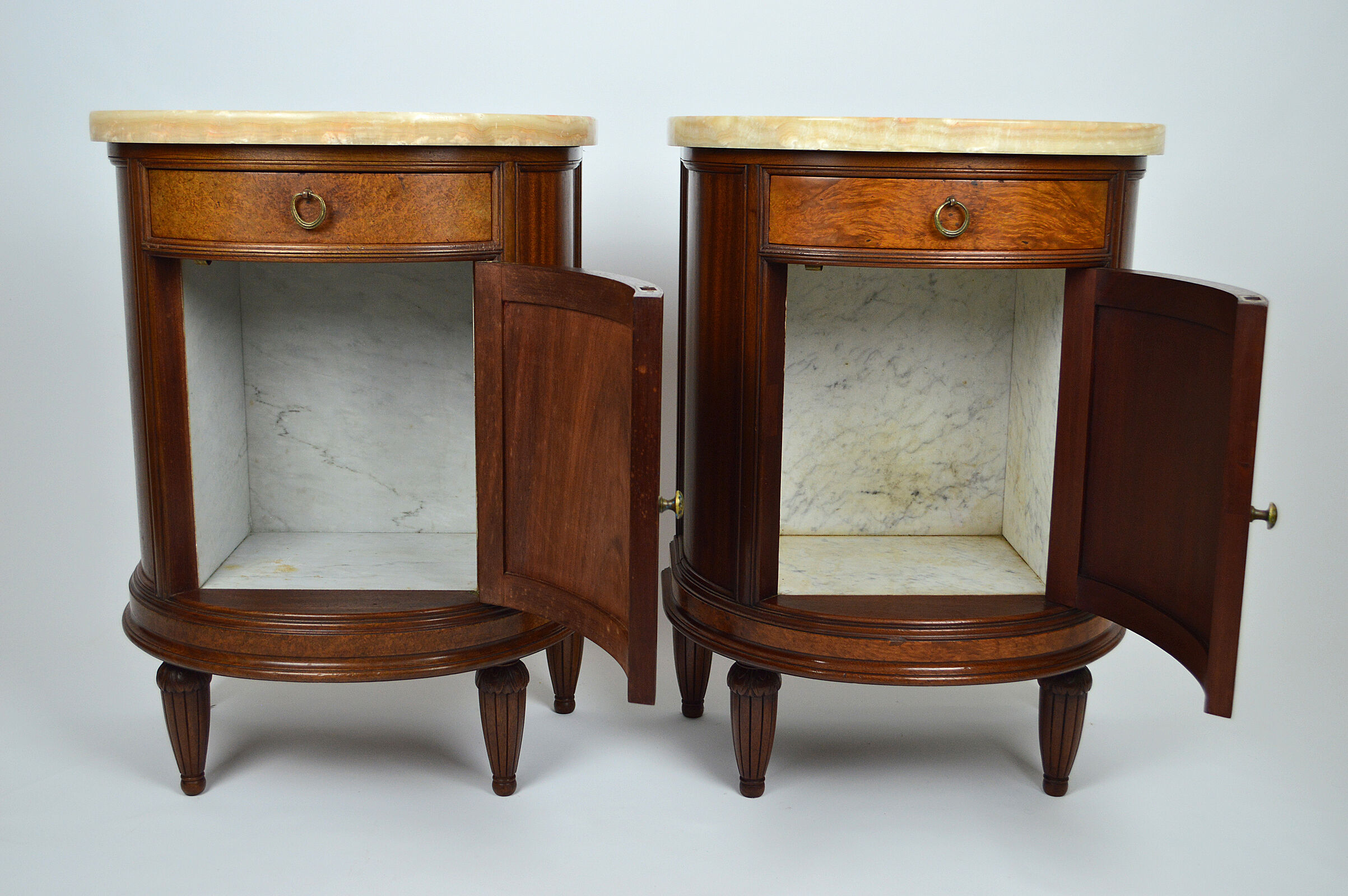 Paire de chevets Art Déco demi-lune en acajou vers 1925