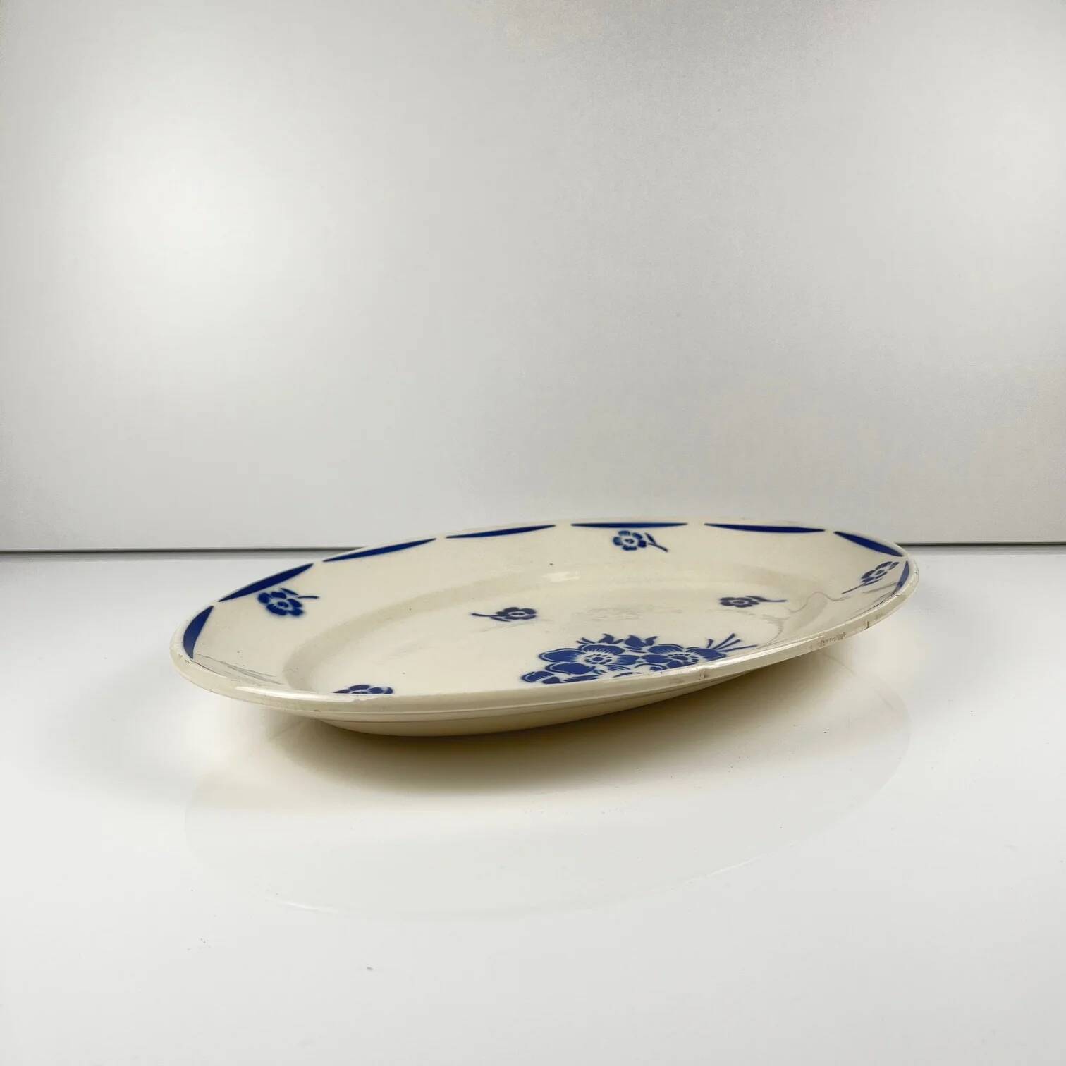 Oval half-porcelain plate from Badonviller, blue flower pattern, early 20th century.
