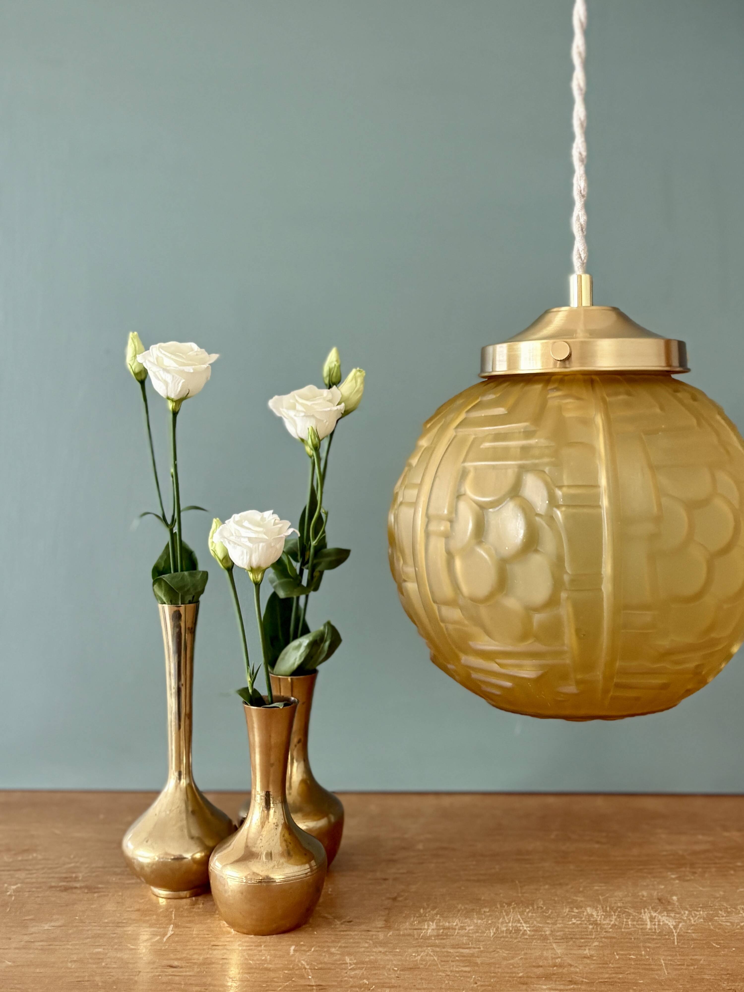 Suspension globe vintage art déco en verre dépoli jaune