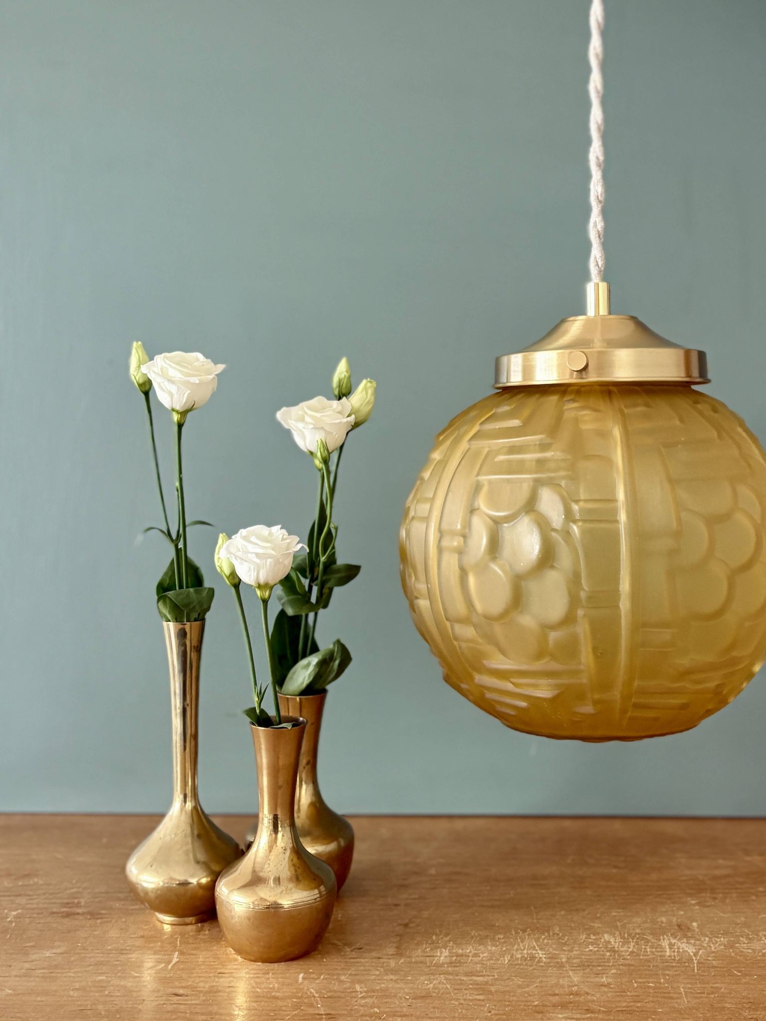 Suspension globe vintage art déco en verre dépoli jaune