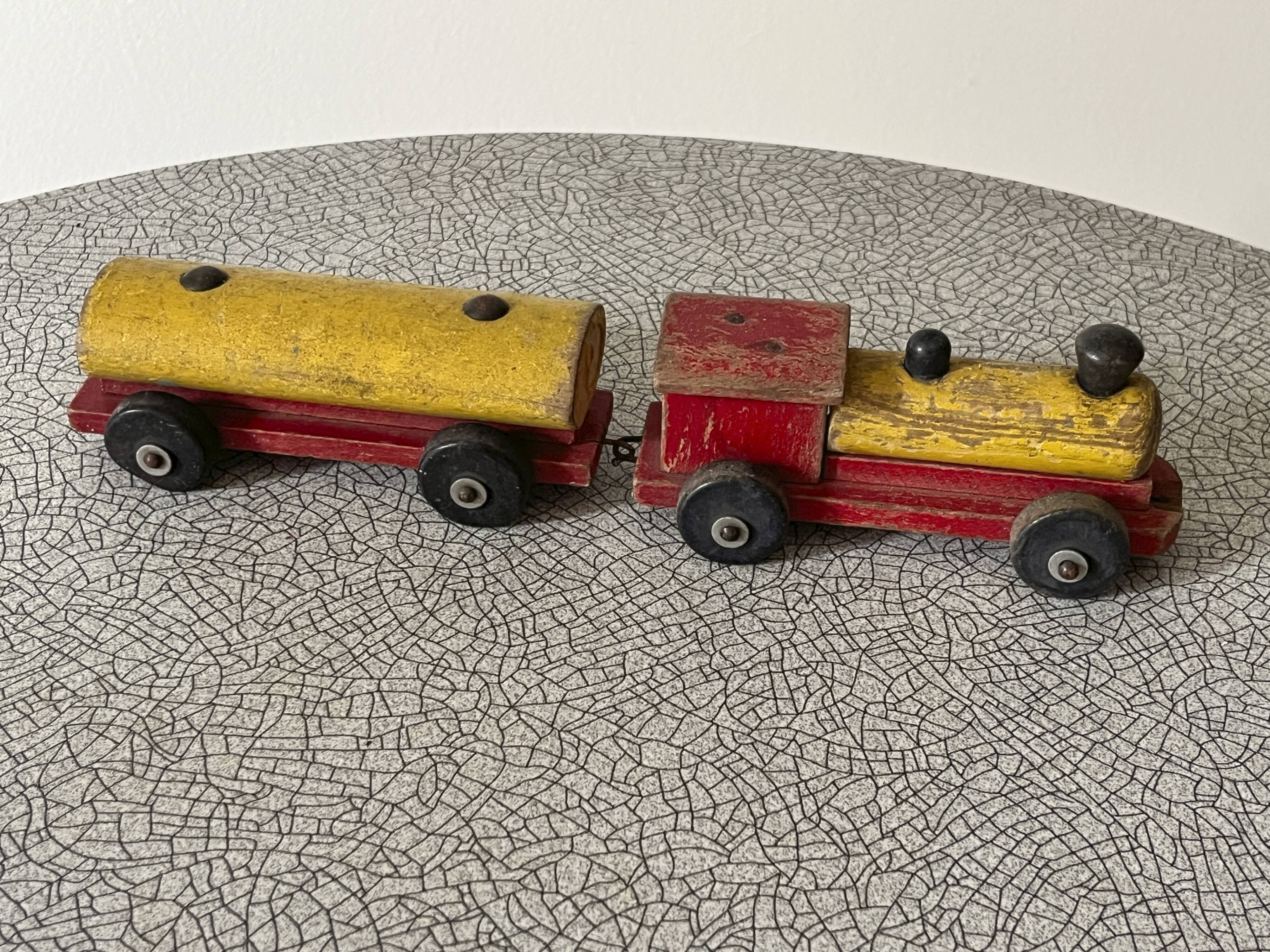 Petite locomotive et son wagon en bois de la marque Clairbois