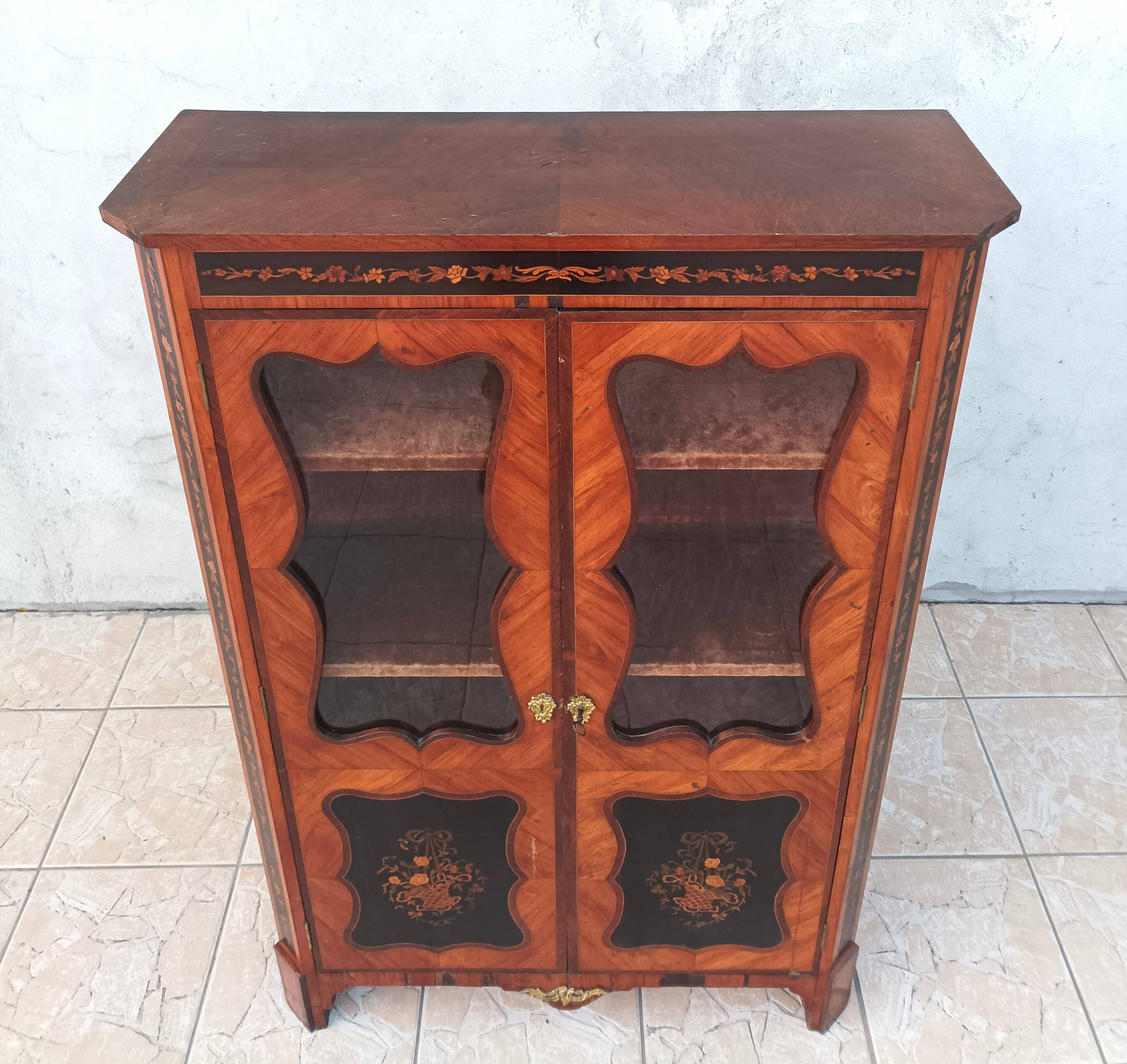 Louis XVI display cabinet in rosewood and amaranth veneer.