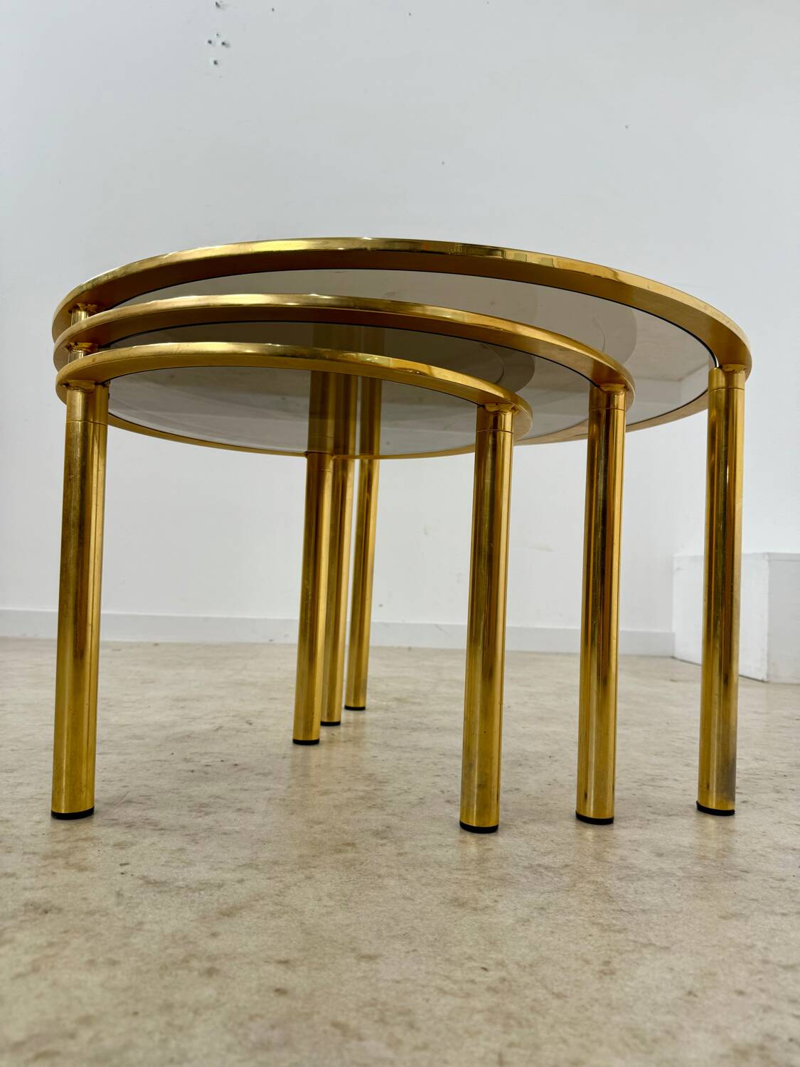 Ancienne table basse gigogne en laiton et verre fumé design italien des années 70 vintage
