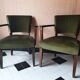 Paire de bridges en velours vert et bois foncé