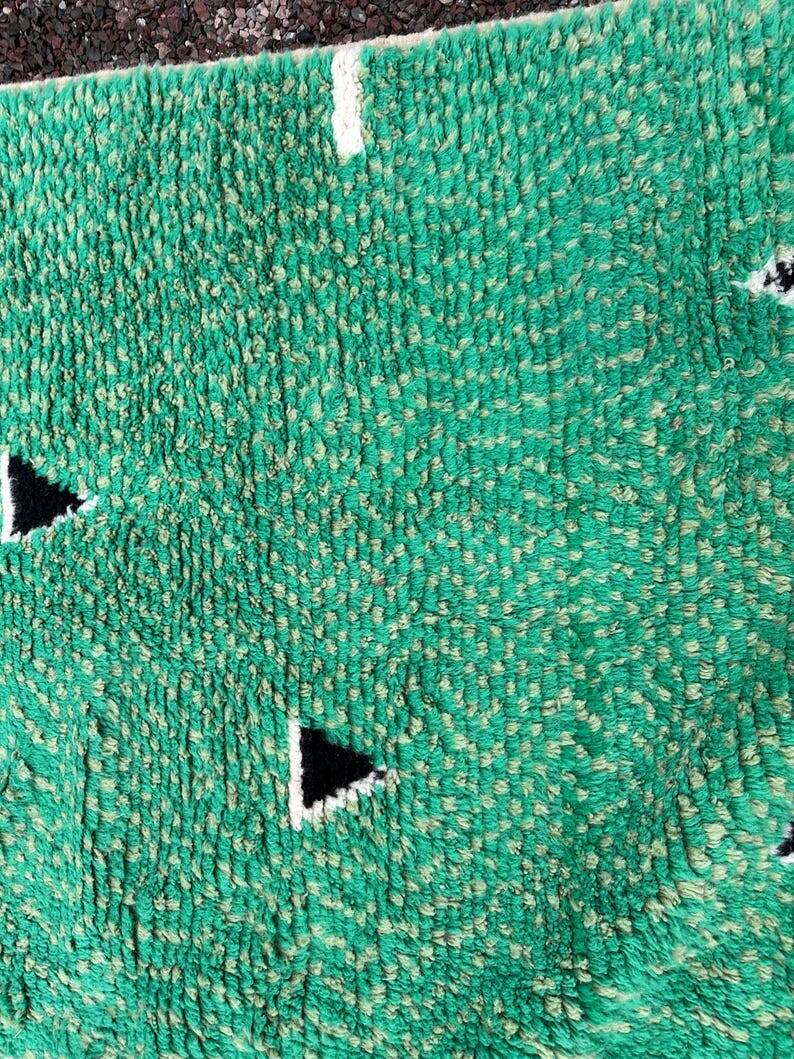 Traditional handmade Berber wool rug, size 300 x 400 cm