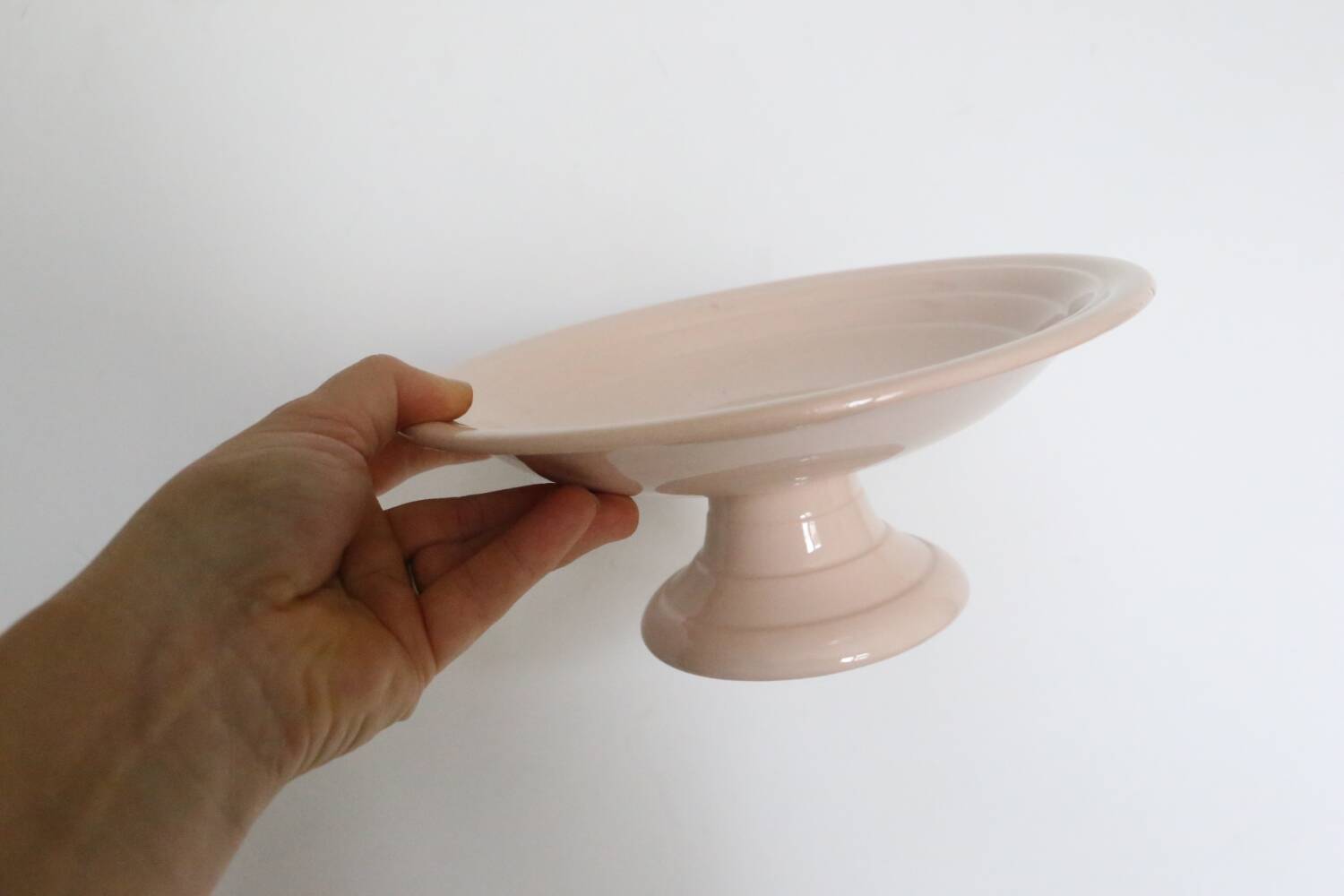 Plat piédouche en céramique rose, 1950