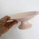 Plat piédouche en céramique rose, 1950